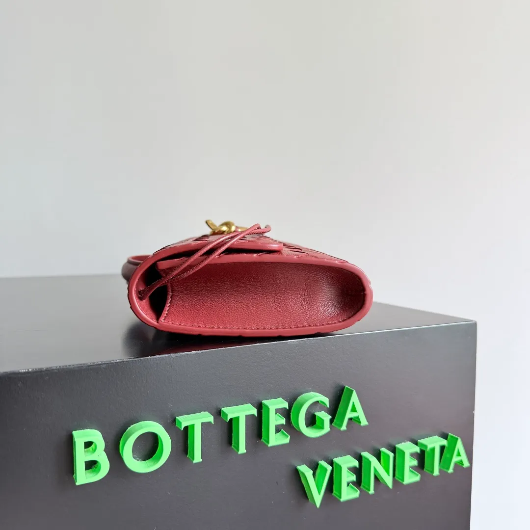 The batch of 1360 BV Andiamo evening handbags has been heavily planted again~ The designer aesthetics in the era of economic downturn are back. I fall in love with it at first sight and can't put it down. It's so beautiful and full of aura. The shape and texture are very competitive. It's light in weight and has sufficient capacity. It's a must-have for fashionistas. It's suitable for many occasions, minimalist, high-end and light luxury. Model No.: 741511 Size: 31*13*3cm